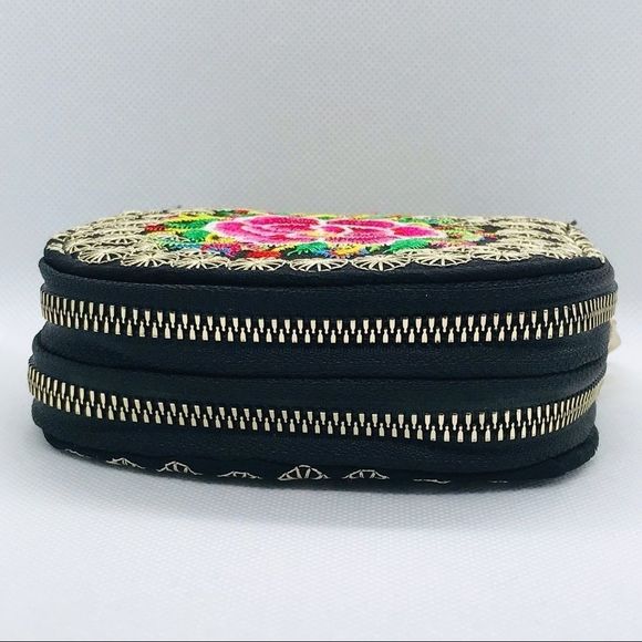 💥Free with Purchase💥 NWOT Floral Embroidered Black & Pink Double Zipper Wallet - Picture 3 of 10